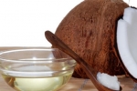 Нанесување на кокосово масло за лице